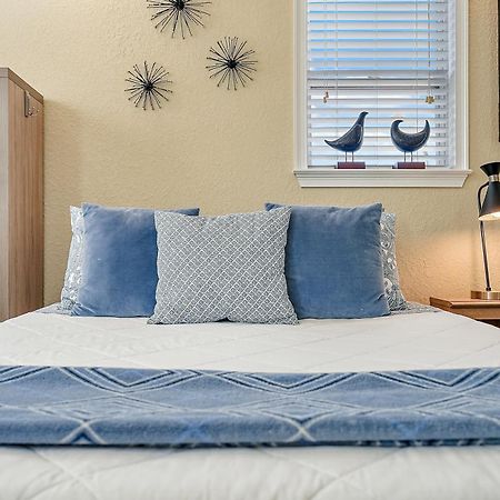 סיינט פיטרסברג Retro Retreat In Dtsp - Explore The Downtown Area מראה חיצוני תמונה